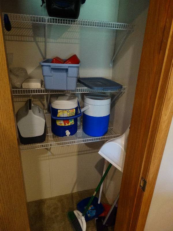 lot 4445 image: Contents of closet.