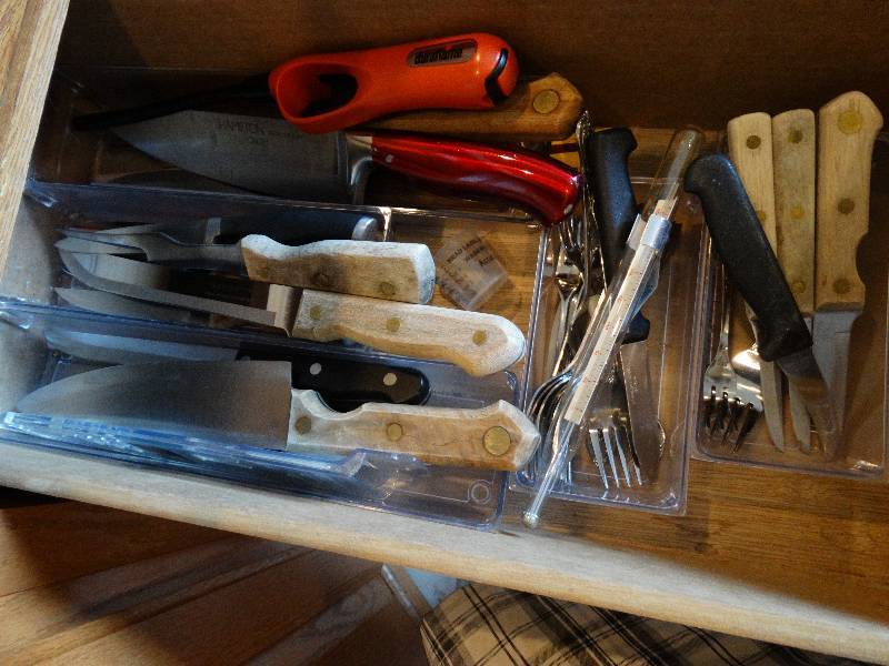 lot 4448 image: Drawer of kitchen knifes.