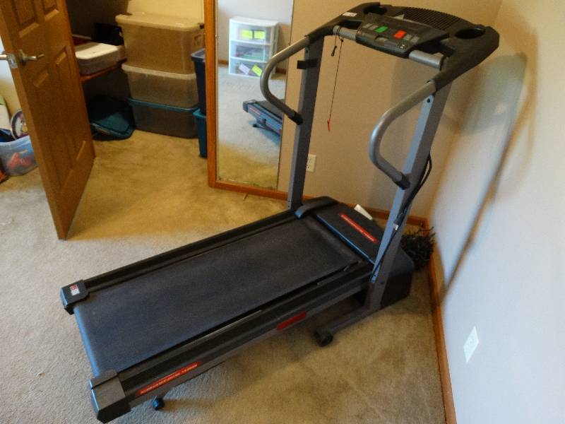 lot 4454 image: Weslo cadence 450 treadmill.