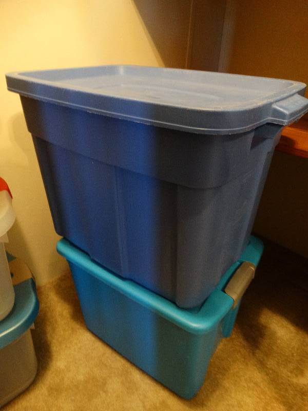 lot 4456 image: Lot of 2 empty totes.