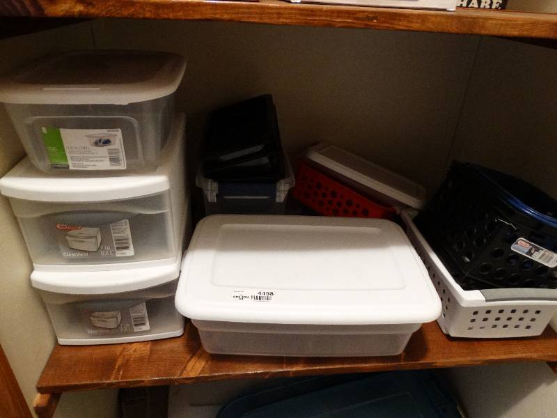 lot 4458 image: Lot of small baskets, small tote, small storage drawers & lids.