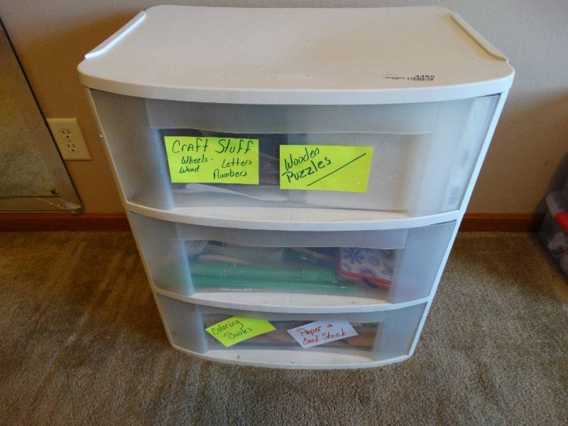 lot 4465 image: 3 Drawer stoorage cabinet wcraft items.