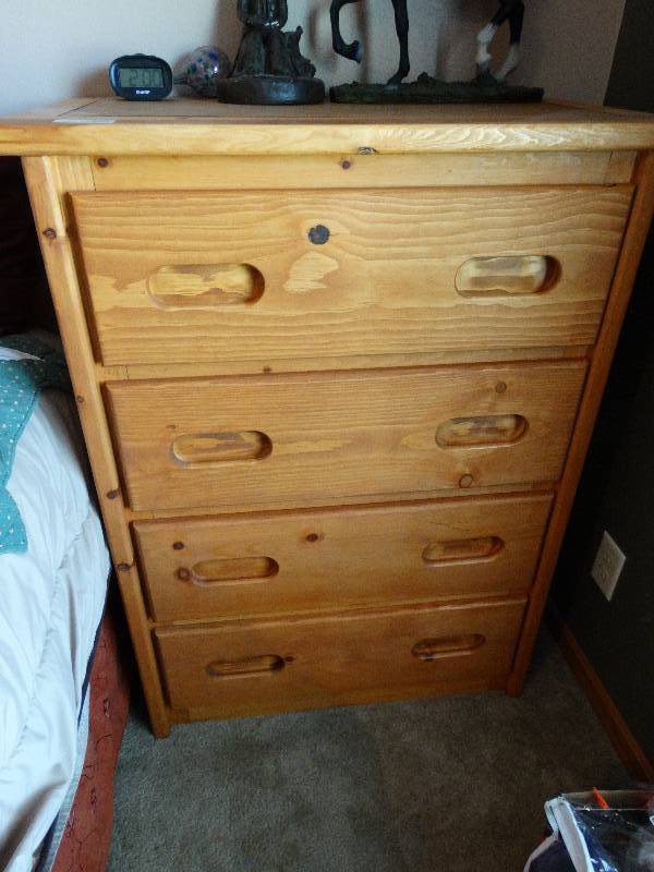 lot 4467 image: Nice wood 4 drawer dresser wcontents.