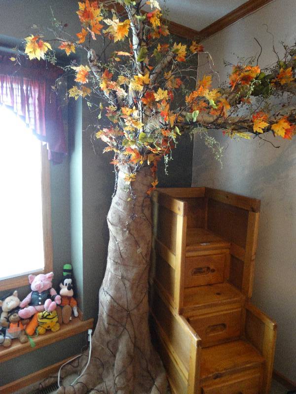 lot 4475 image: Light up tree decor.