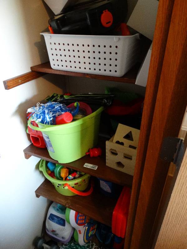 lot 4487 image: Contents in bottom of the closet.