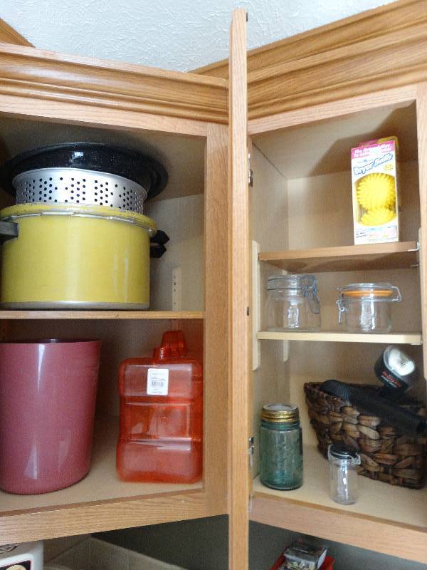 lot 4499 image: Contents in cabinet.
