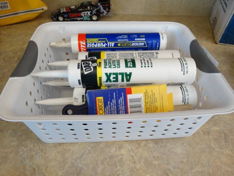 lot 4508 image: Lot of white dap painters acrylic latex caulk.