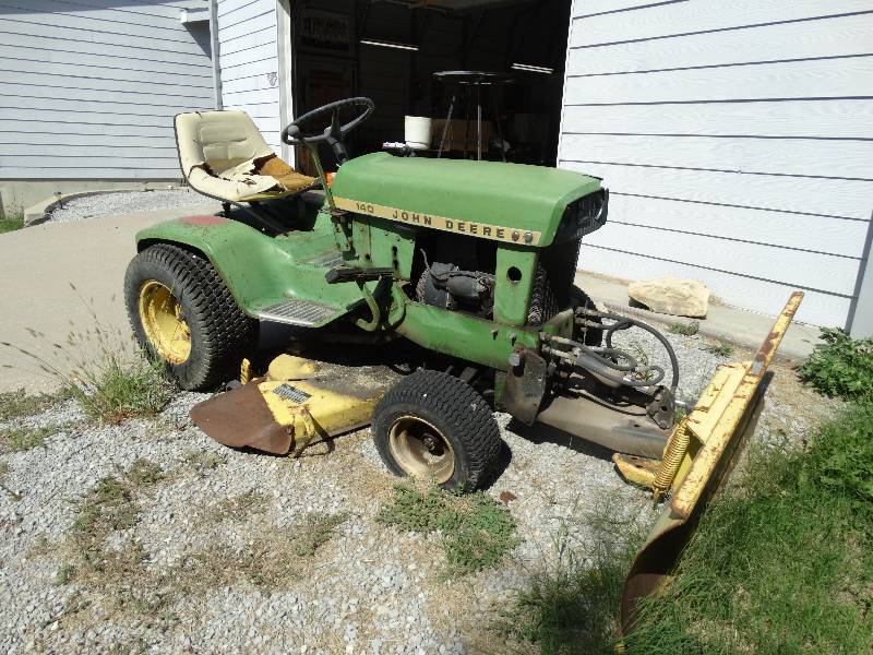 lot 4513 image: John deere 140 type t 0583 serial# 025248m riding lawnmower wplow.