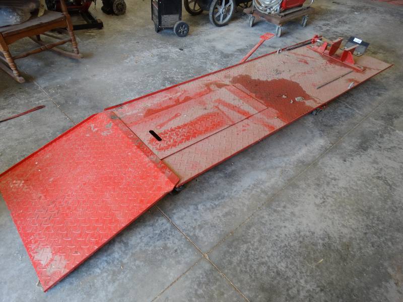 lot 4517 image: Manual motorcycle lift.