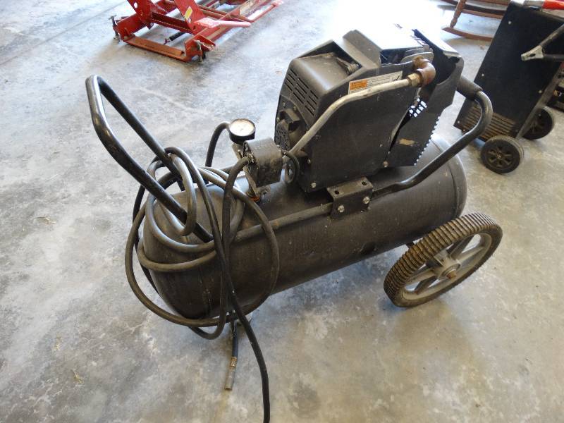 lot 4519 image: 150 PSI maximum 1.6hp running 33 gal.