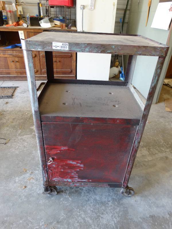 lot 4525 image: Metal shop cart on wheels.
