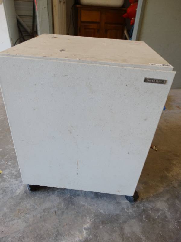 lot 4526 image: Small shop cabinet on wheels.