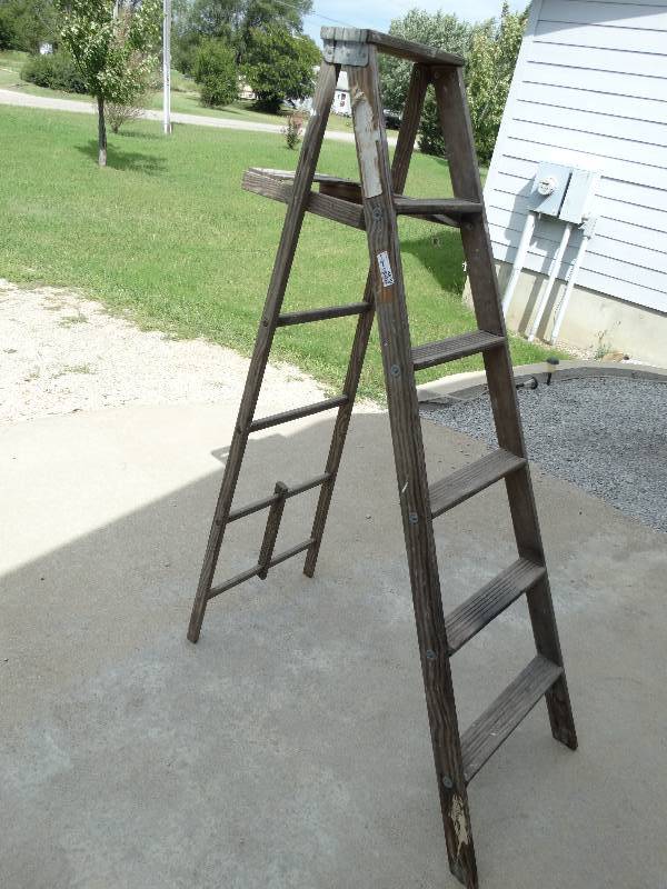 lot 4530 image: 6 wood painter ladder.