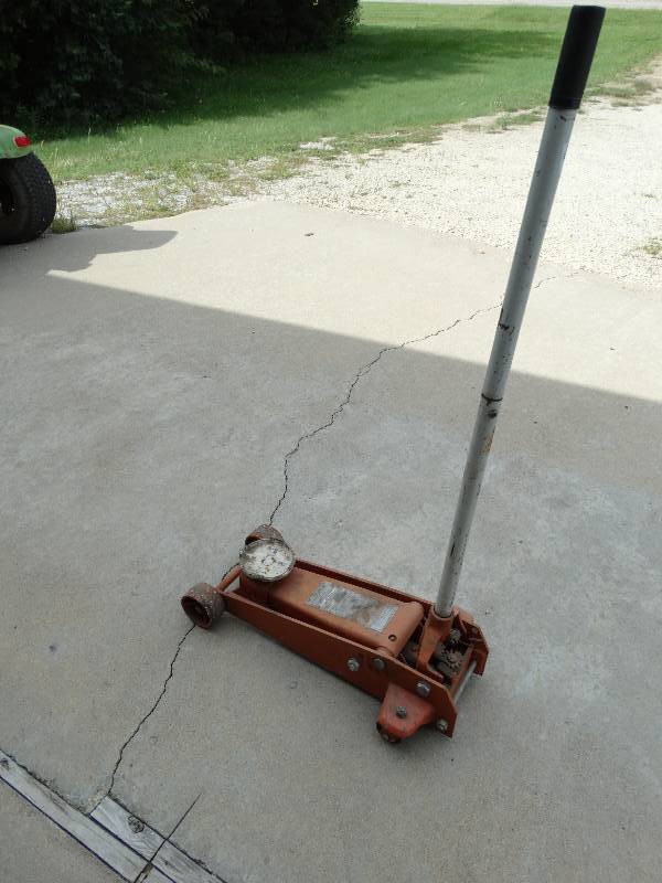 lot 4531 image: 3 Ton floor jack.