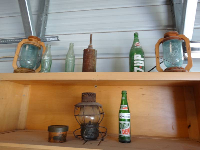 lot 4544 image: Lanttern, radio, old mountain dew and 7 up bottles.