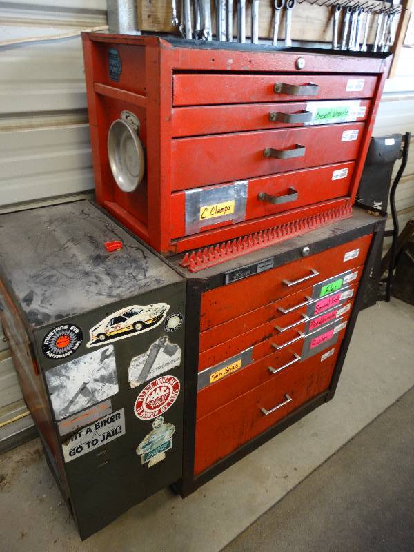 lot 4564 image: Master mecanic upper & lower rolling tool box contents not included.