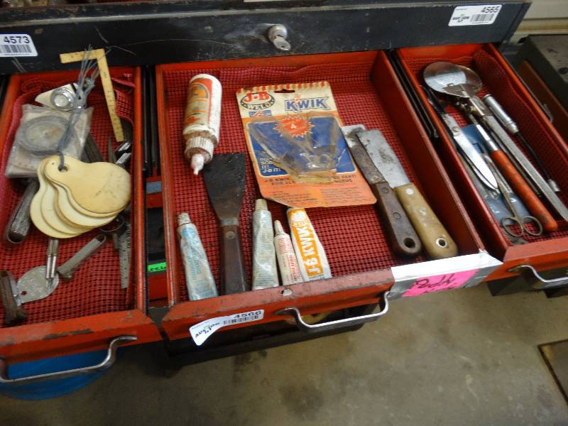 lot 4566 image: Puddy knifes, light, scissor, small magnet & more.