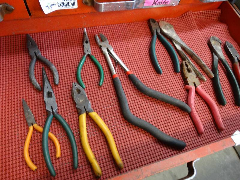 lot 4567 image: Lot of neddal nose & wire cutters.
