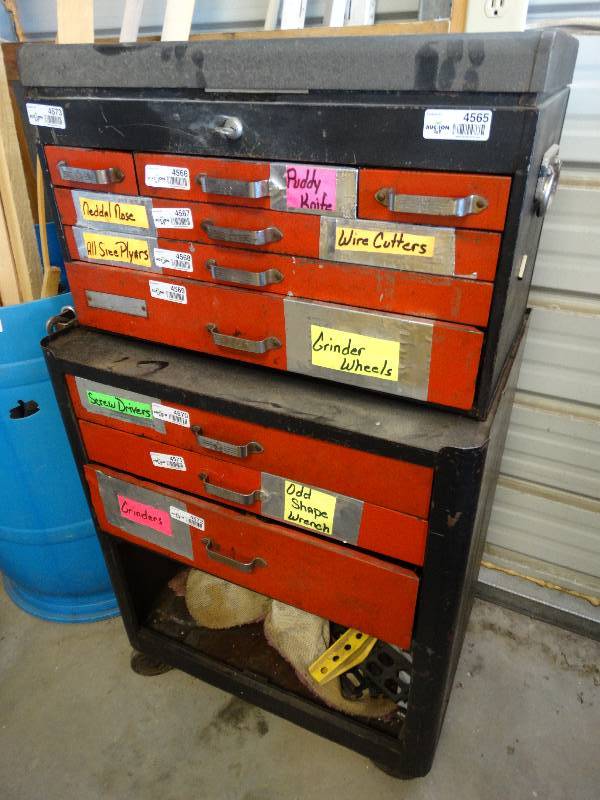 lot 4573 image: Upper & lower rolling tool box no contents.