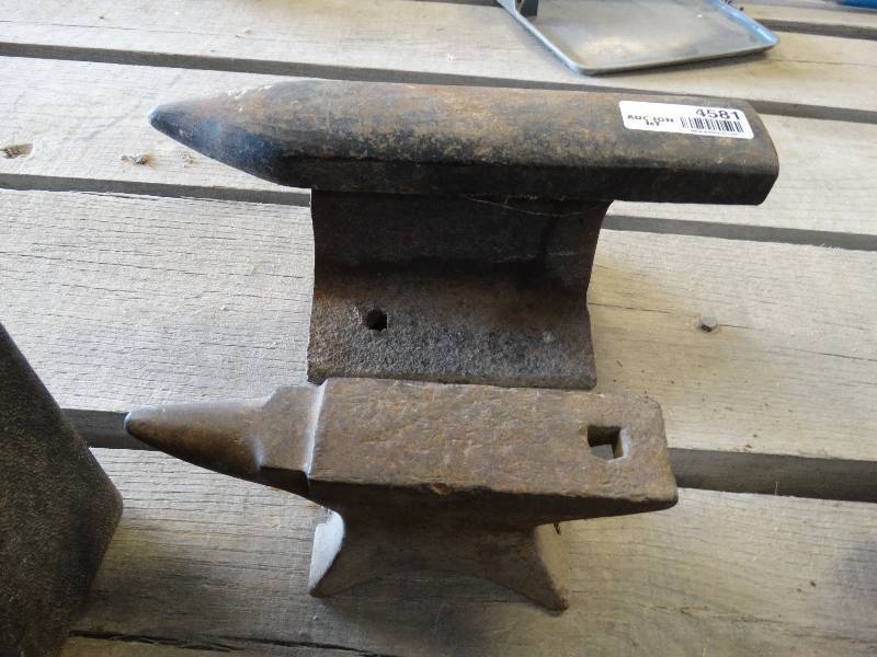 lot 4581 image: 2 Anvils.