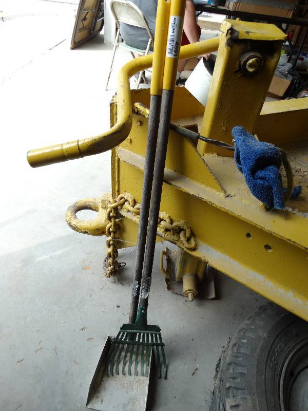 lot 4591 image: Scoops flexrake & small scoop.