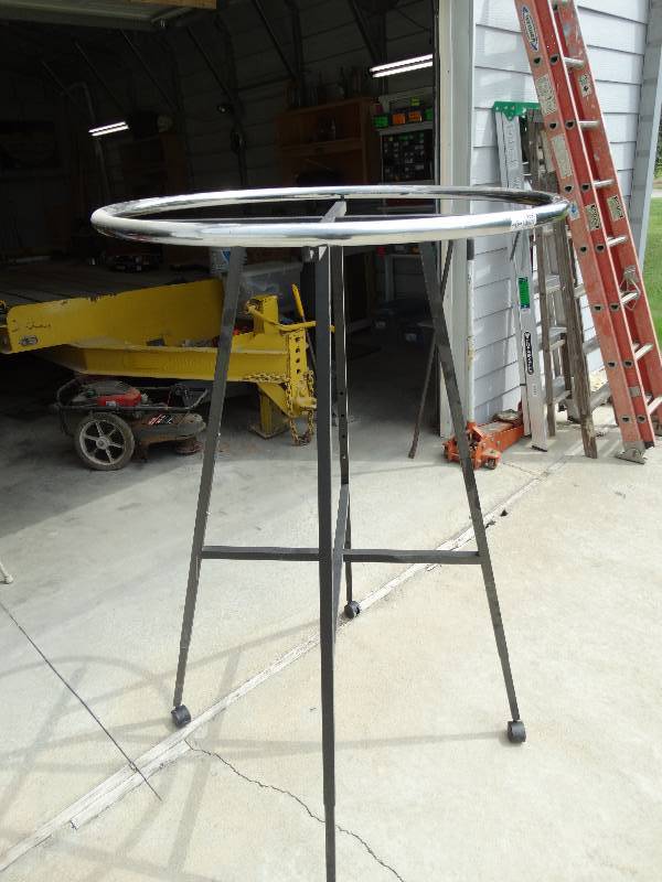 lot 4592 image: Clothes rack on wheels.