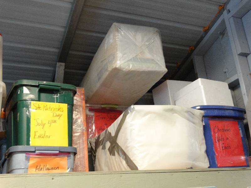 lot 4601 image: Large lot of holiday decor.