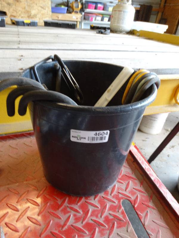lot 4604 image: Bucket wJ hooks.