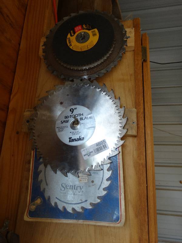 lot 4605 image: Lot of saw blades.