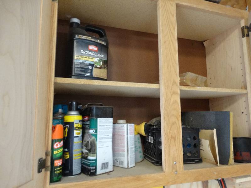 lot 4611 image: Contents in cabinet.