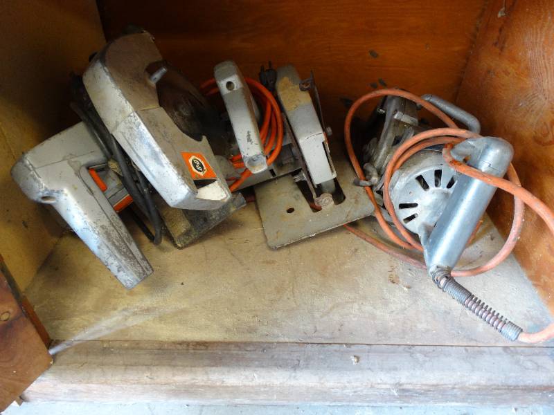 lot 4623 image: Black & decker saw & circular saw, & skil saw.
