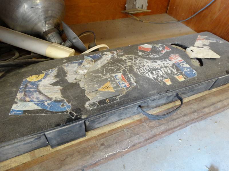 lot 4624 image: Metal horse shoe game set, & shop light.
