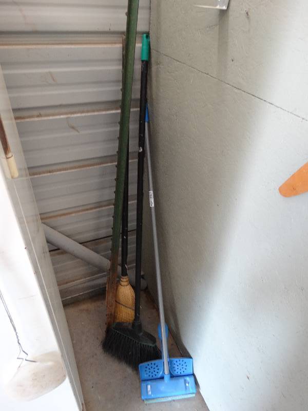 lot 4628 image: 2 Brooms & large T-post.