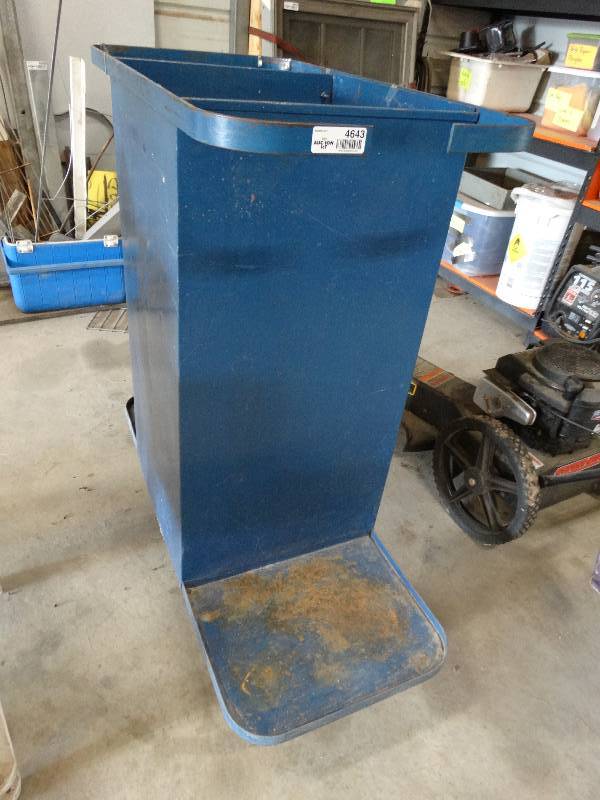lot 4643 image: Metal shop cart on wheels. 43 x 18 x 41.