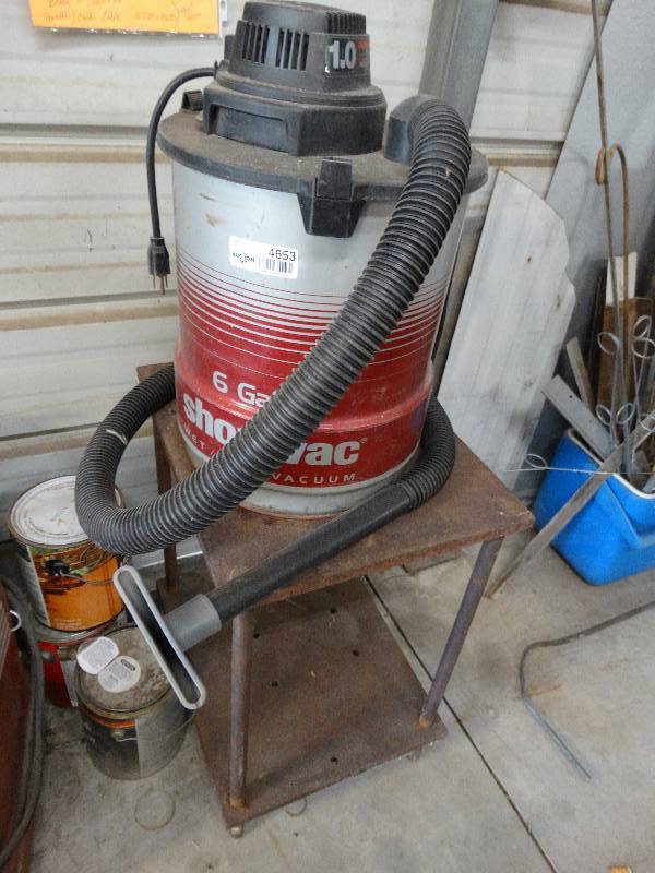 lot 4653 image: 6 Gal shop vac wmetal stand.