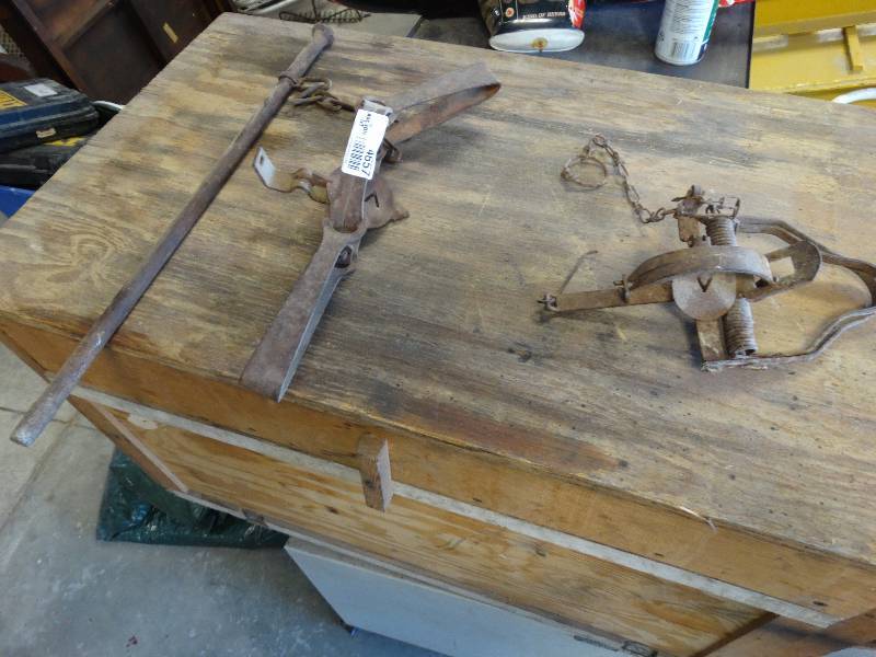 lot 4657 image: 2 Animal traps.