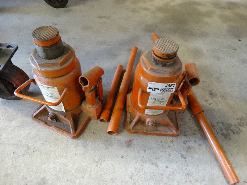 lot 4667 image: 2 Bottle jacks 20ton.
