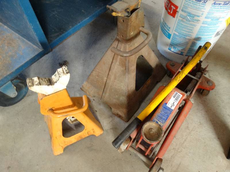 lot 4668 image: Floor jack  & 3 jacks stands.
