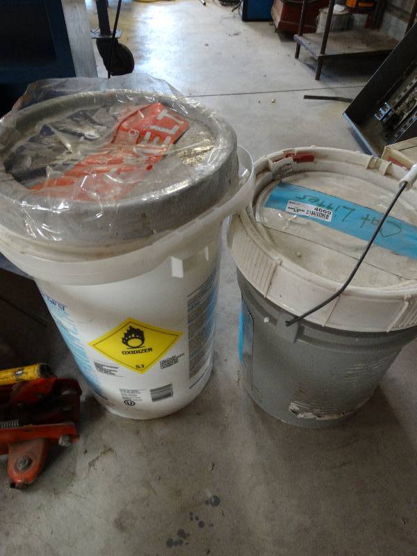 lot 4669 image: Cat litter, ice melt.