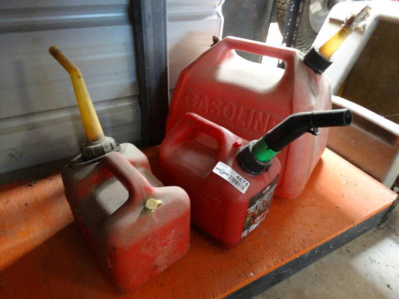lot 4674 image: 3 Gas cans.