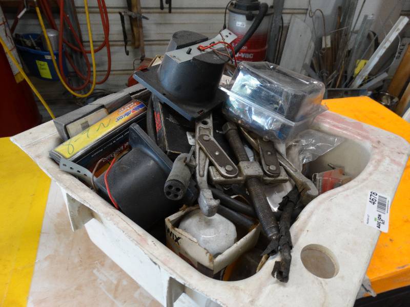 lot 4678 image: Lot of auto parts.