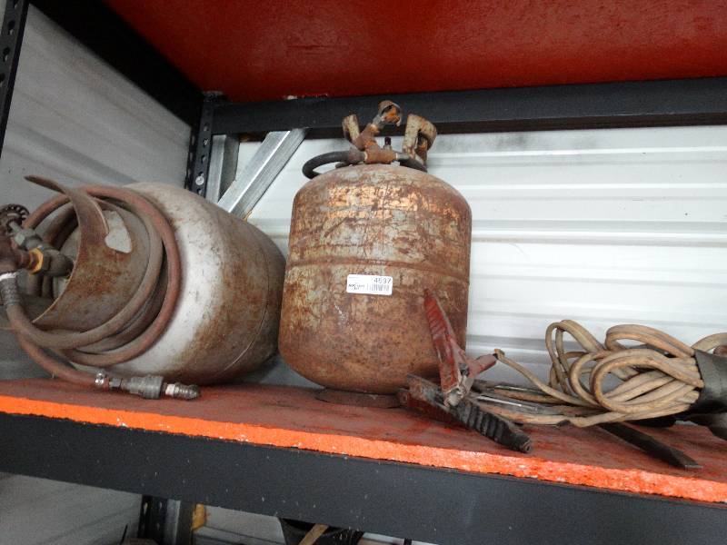 lot 4697 image: 2 Unknow tanks has hoses.