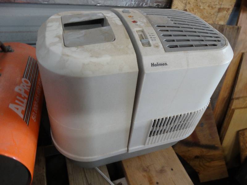 lot 4710 image: Holmes humidifier.