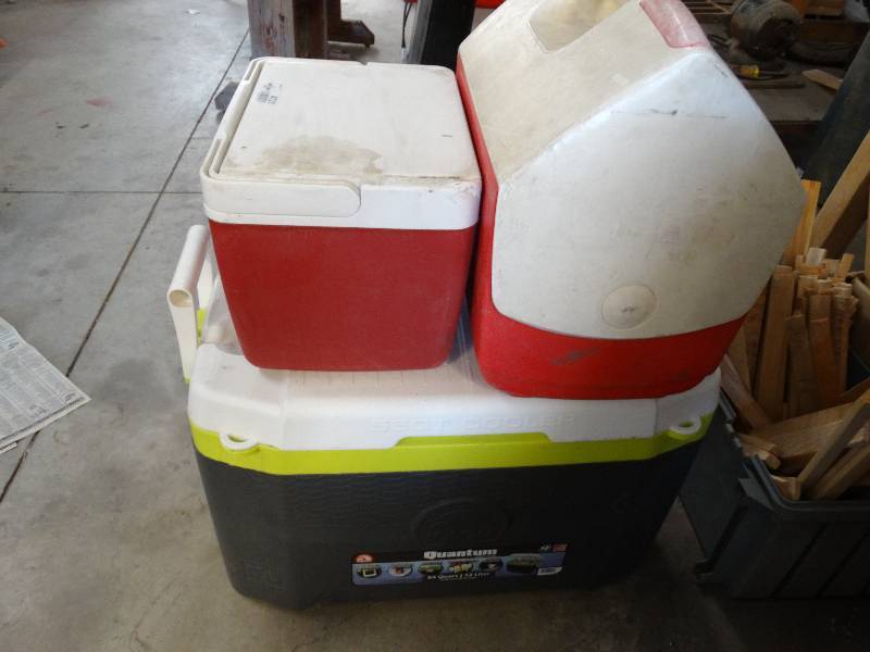 lot 4721 image: Lot of 3 igloo coolers.