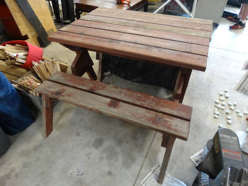 lot 4723 image: Foldable picnic table.