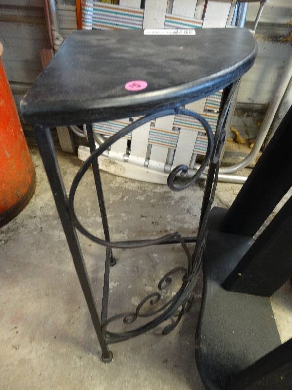lot 4725 image: Lot of 2 wooden shelfs and small table.