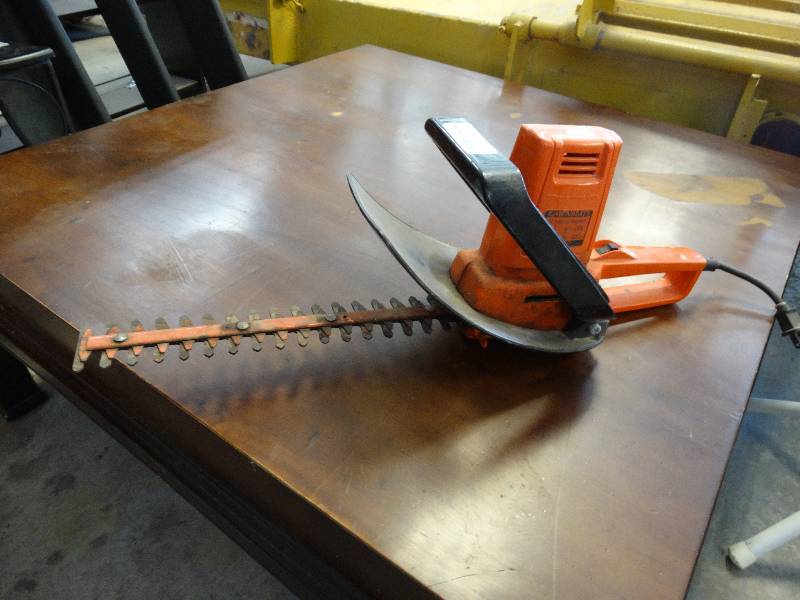 lot 4729 image: Electric lawnmate 13 hedge trimmer.