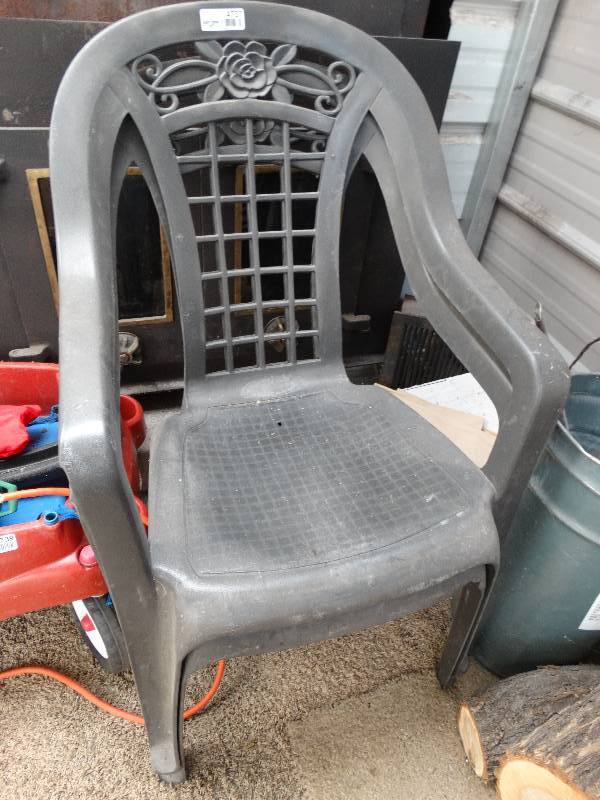 lot 4737 image: 2 Plastic yard chairs.