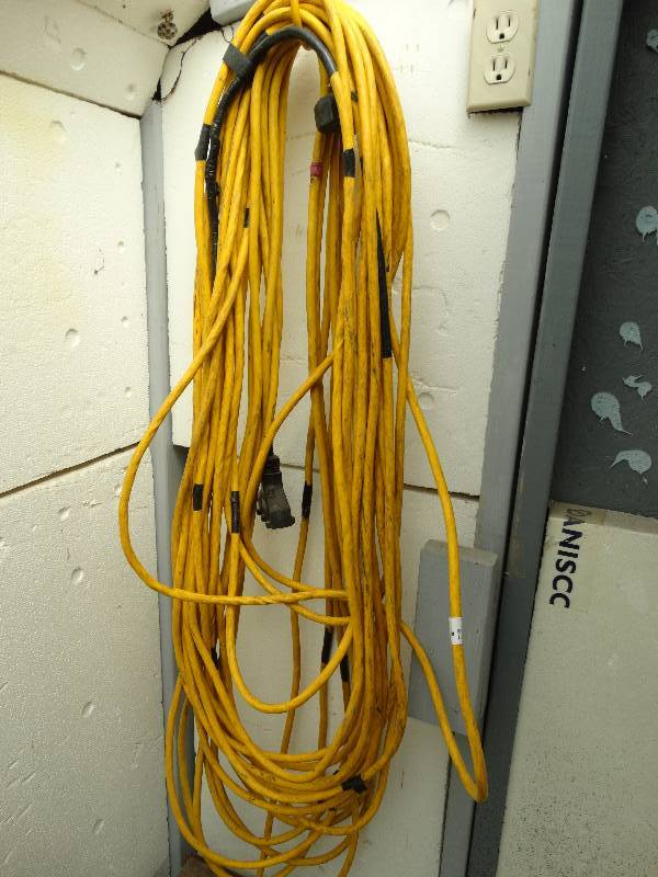 lot 4744 image: Lot of heavy duty extension cords