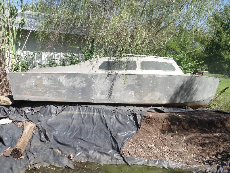 lot 13574 image: Vintage cabin cruiser Aluminum boat.